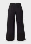 Schwarze Hose mit weitem Bein, vorn mit Knopf und Reißverschluss, Gürtelschlaufen und Fünf-Taschen-Stil, auf weißem Hintergrund dargestellt.