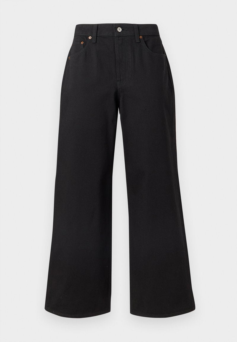 Schwarze Hose mit weitem Bein, vorn mit Knopf und Reißverschluss, Gürtelschlaufen und Fünf-Taschen-Stil, auf weißem Hintergrund dargestellt.