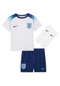 England Fußballtrikot mit einem Shirt in Weiß- und Blautönen, marineblauen Shorts und weißen Socken, alle mit Team- und Nike-Logos versehen.