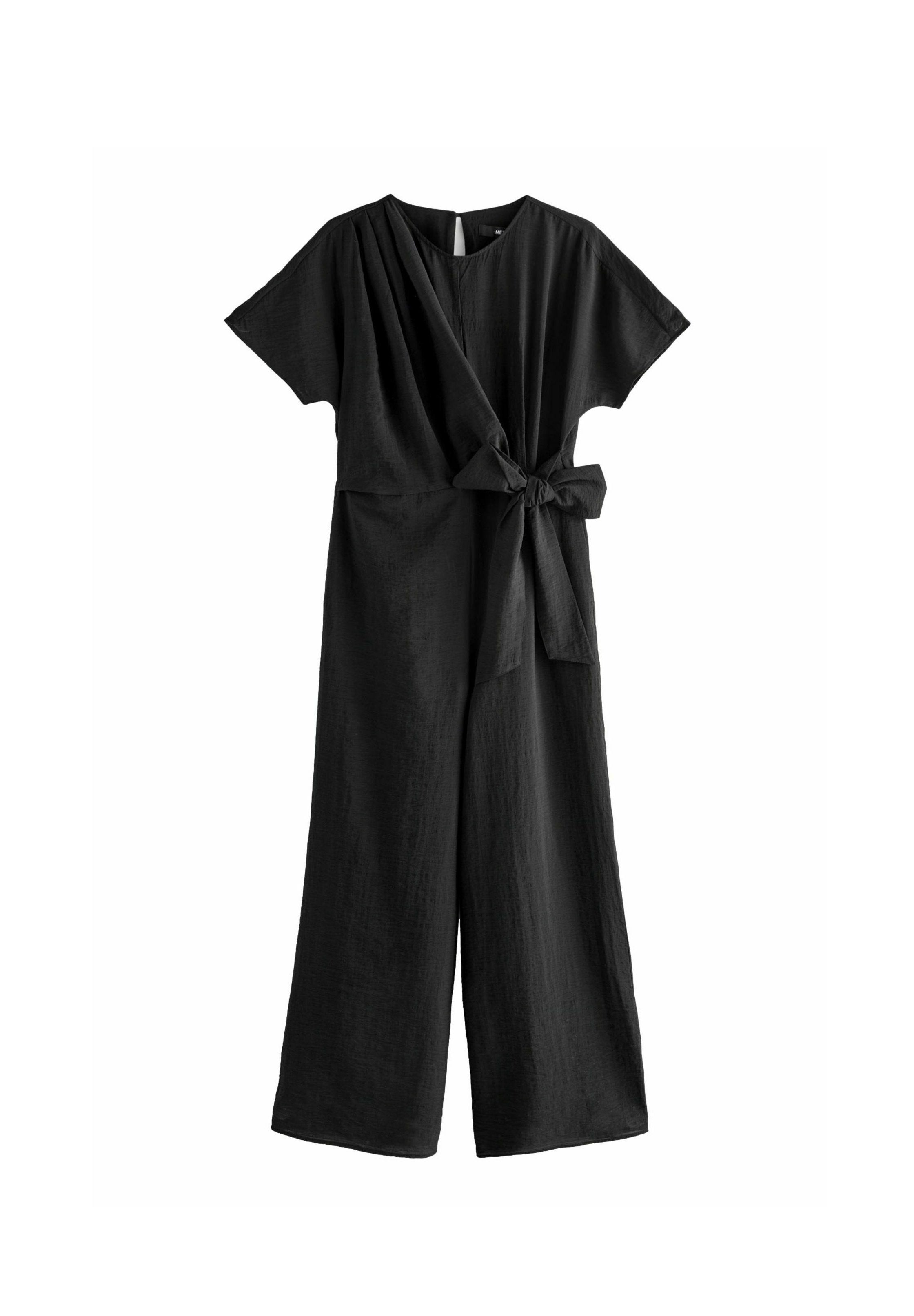Schwarzer Jumpsuit mit Wickeldesign, kurzen Ärmeln, gebundenem Taillengürtel und weitem Bein. Der Stoff wirkt strukturiert und leicht.