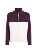 Lila- und weiße Fleece-Pullover mit hohem Kragen, ausgestattet mit einem schwarzen Reißverschluss und einem Logo-Akzent. Lange Ärmel mit einem Farbblockdesign in einfarbig.
