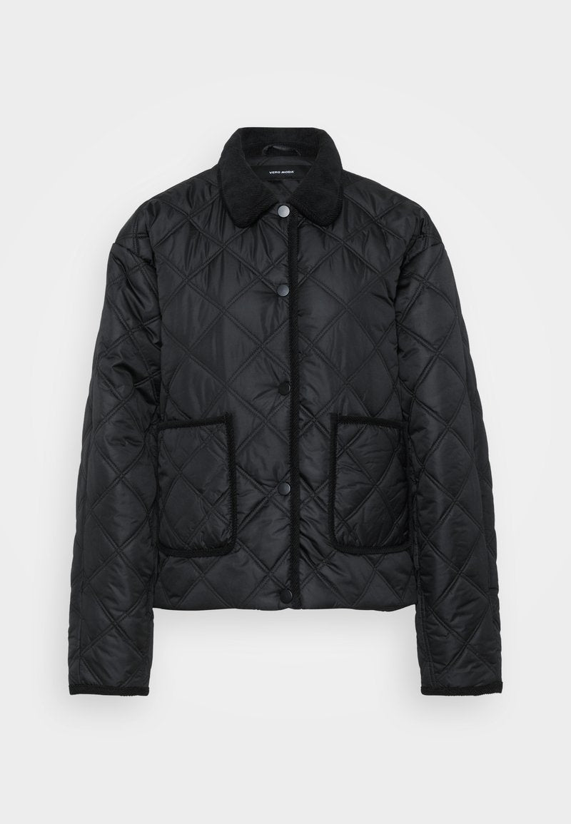 Schwarze gesteppte Jacke mit einem cordjackenkragen, ausgestattet mit zwei Vordertaschen und Druckknopfverschluss. Das strukturierte Muster sorgt für visuelles Interesse.