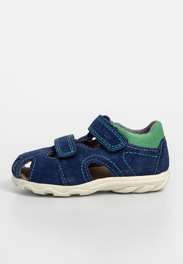Blaue Wildledersandalen mit Ausschnitten, grünen Akzenten und doppelten Klettverschlüssen. Leichte, strukturierte Sohle mit weißen Details.
