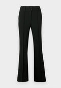 Schwarze, ausgestellte Hose aus glattem Stoff mit hohem Bund und zwei Knöpfen sowie vorderen Abnähern für eine taillierte Optik.