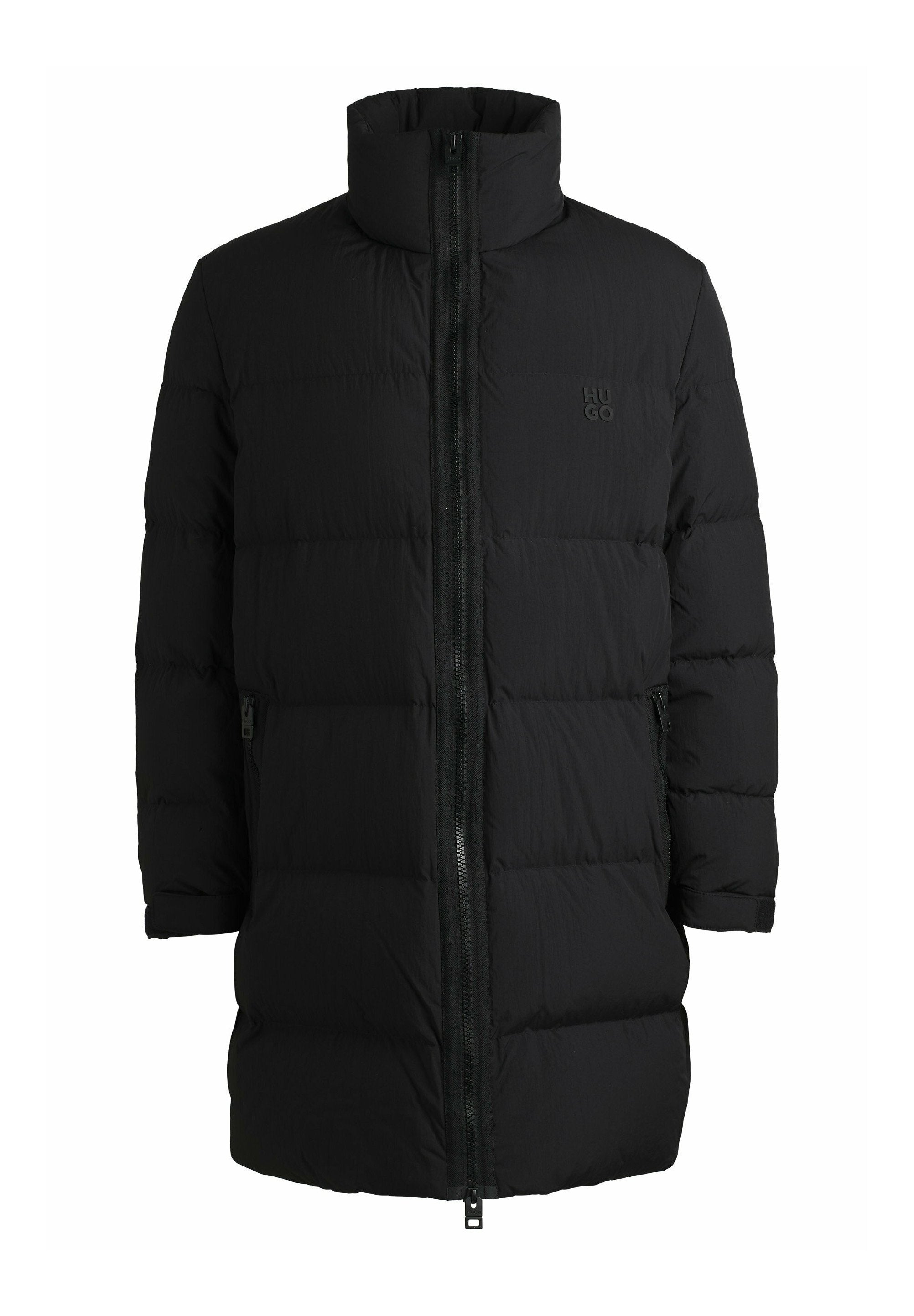 Schwarze Steppjacke mit hohem Kragen, durchgehendem Reißverschluss und horizontalem Steppmuster; mit Logo auf der Vorderseite und Seitentaschen.