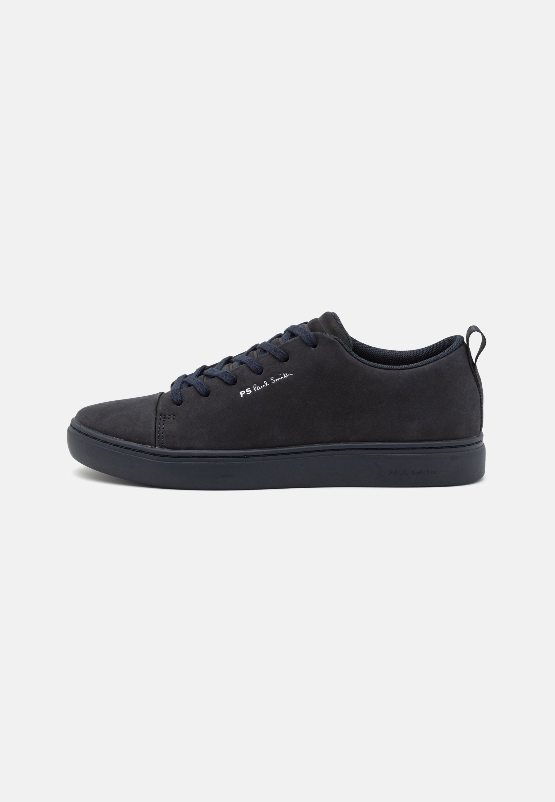 Marineblaues Wildleder-Sneaker mit glatter Textur, runder Zehenpartie, dunkler Gummisohle und passenden Schnürsenkeln. Mit "PS Paul Smith" Branding an der Seite.
