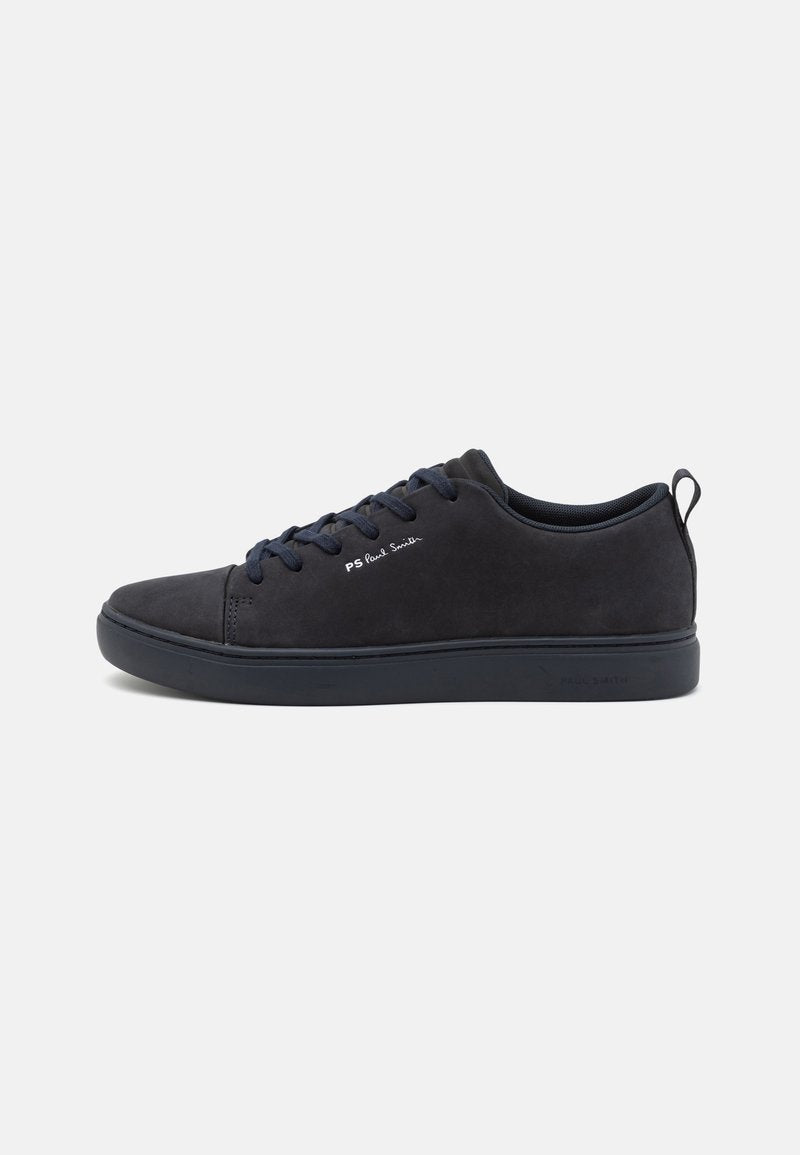 Marineblaues Wildleder-Sneaker mit glatter Textur, runder Zehenpartie, dunkler Gummisohle und passenden Schnürsenkeln. Mit "PS Paul Smith" Branding an der Seite.