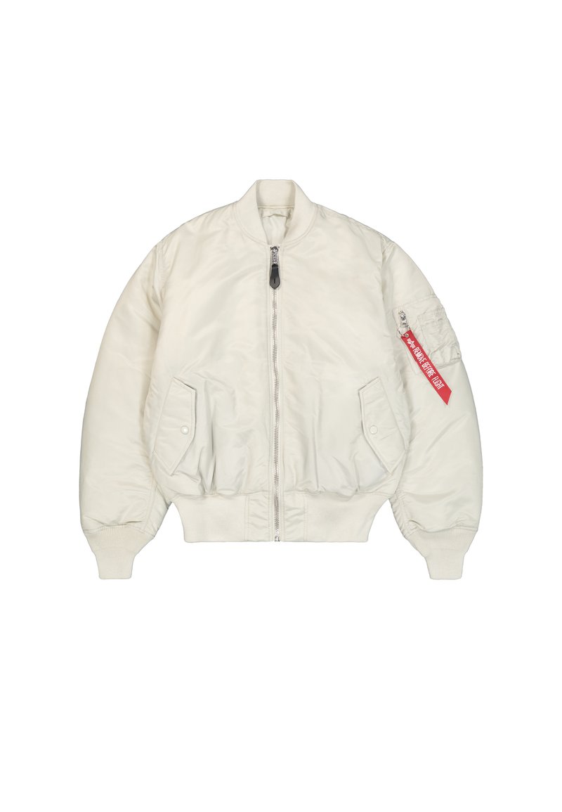 Cremefarbige Bomberjacke mit gerippten Bündchen und Saum, Reißverschluss, zwei Fronttaschen und einer Seitentasche mit einem roten Detailetikett.