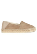 Hellbraune Wildleder-ESPADRILLES mit einer strukturierten Jutsohle. Ein minimalistisches Slipper-Design mit einem glatten Rückenteil und gestickten Details.