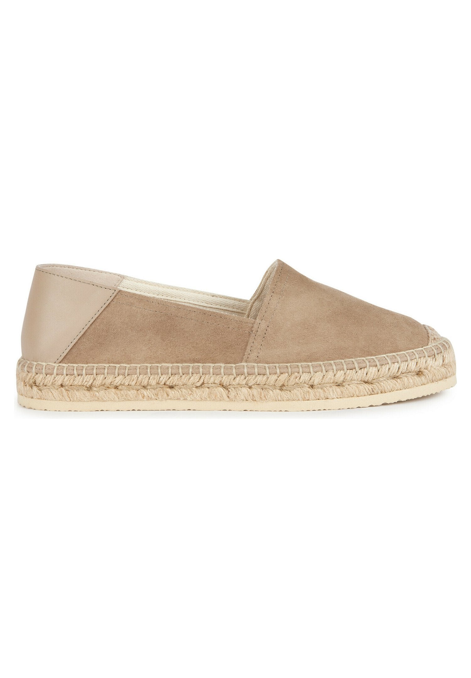 Hellbraune Wildleder-ESPADRILLES mit einer strukturierten Jutsohle. Ein minimalistisches Slipper-Design mit einem glatten Rückenteil und gestickten Details.