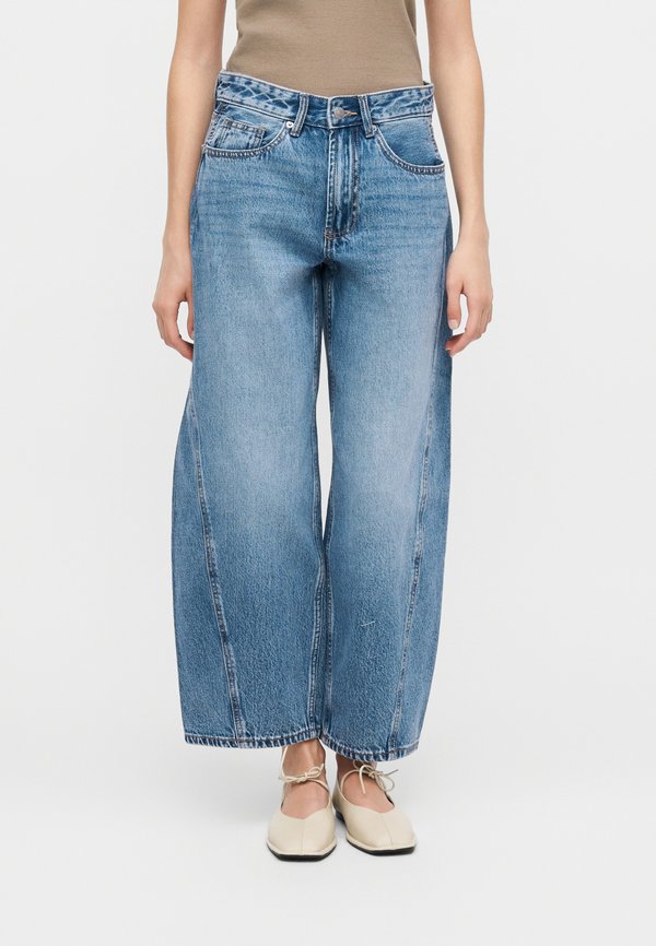 Vero Moda Petite VMZOE BARREL - Baggy Jeans - medium blue denim