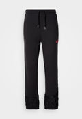 Schwarze Sweatpants mit einem Kordelzugbund, ausgestattet mit gesteppten schwarzen Akzenten an den Bündchen und einem kleinen burgunderfarbenen Logo am Oberschenkel.