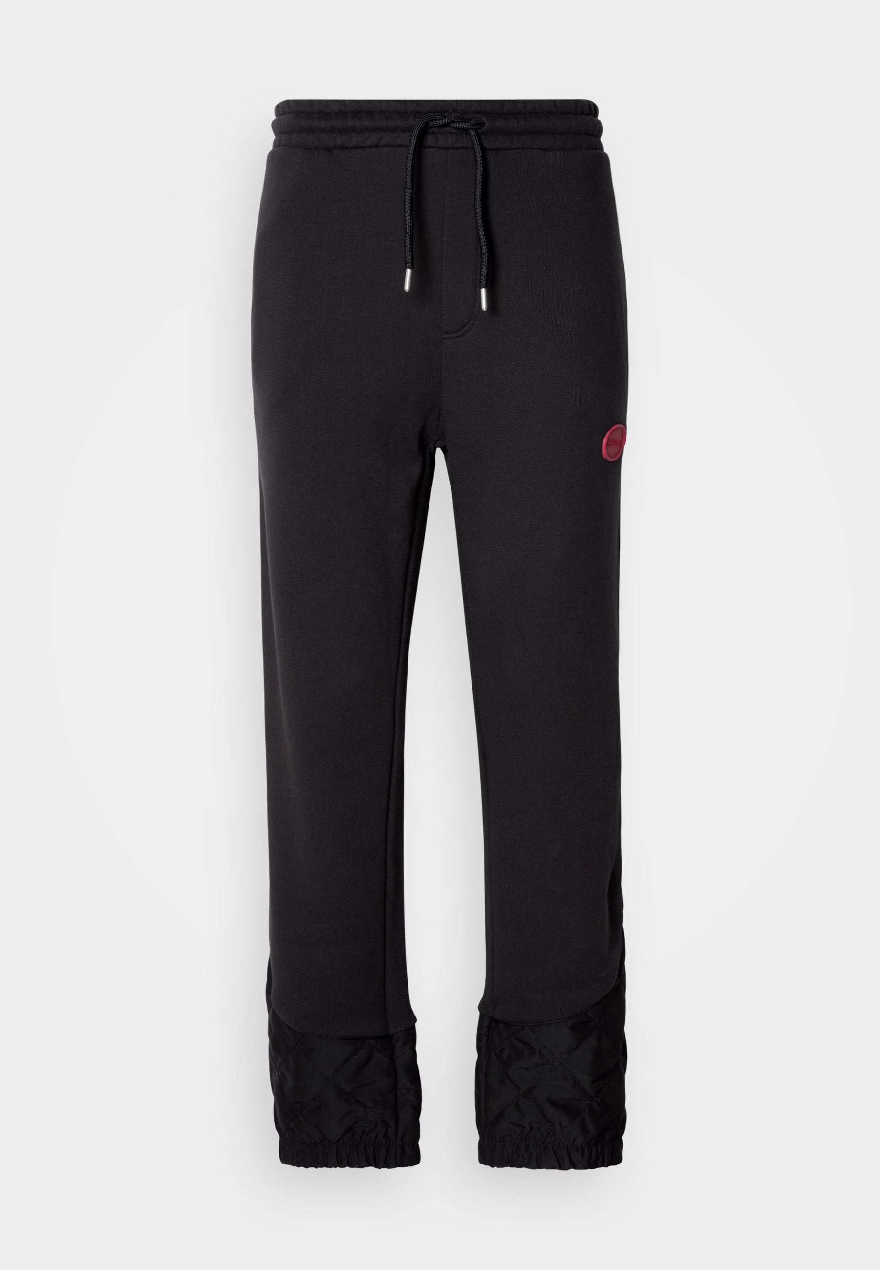 Schwarze Sweatpants mit einem Kordelzugbund, ausgestattet mit gesteppten schwarzen Akzenten an den Bündchen und einem kleinen burgunderfarbenen Logo am Oberschenkel.