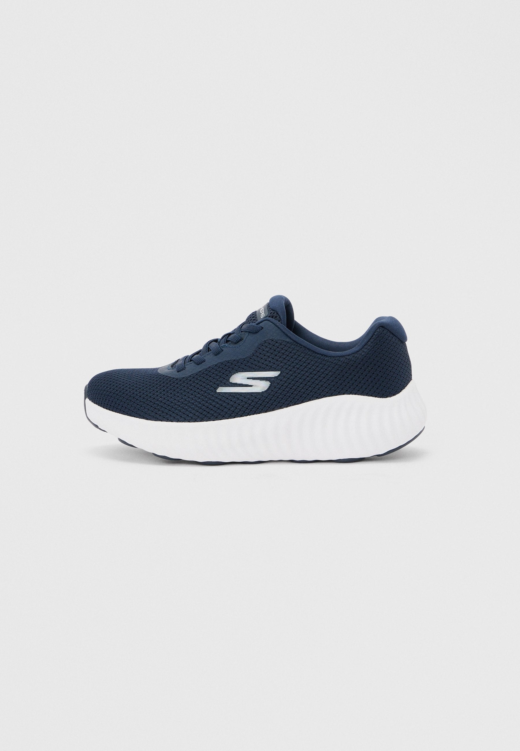 Marineblauer sportlicher Sneaker mit weißer, gepolsterter Sohle, Mesh-Obermaterial, Schnürsenkeln und silbernem "S"-Logo an der Seite.