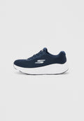 Marineblauer sportlicher Sneaker mit weißer, gepolsterter Sohle, Mesh-Obermaterial, Schnürsenkeln und silbernem "S"-Logo an der Seite.