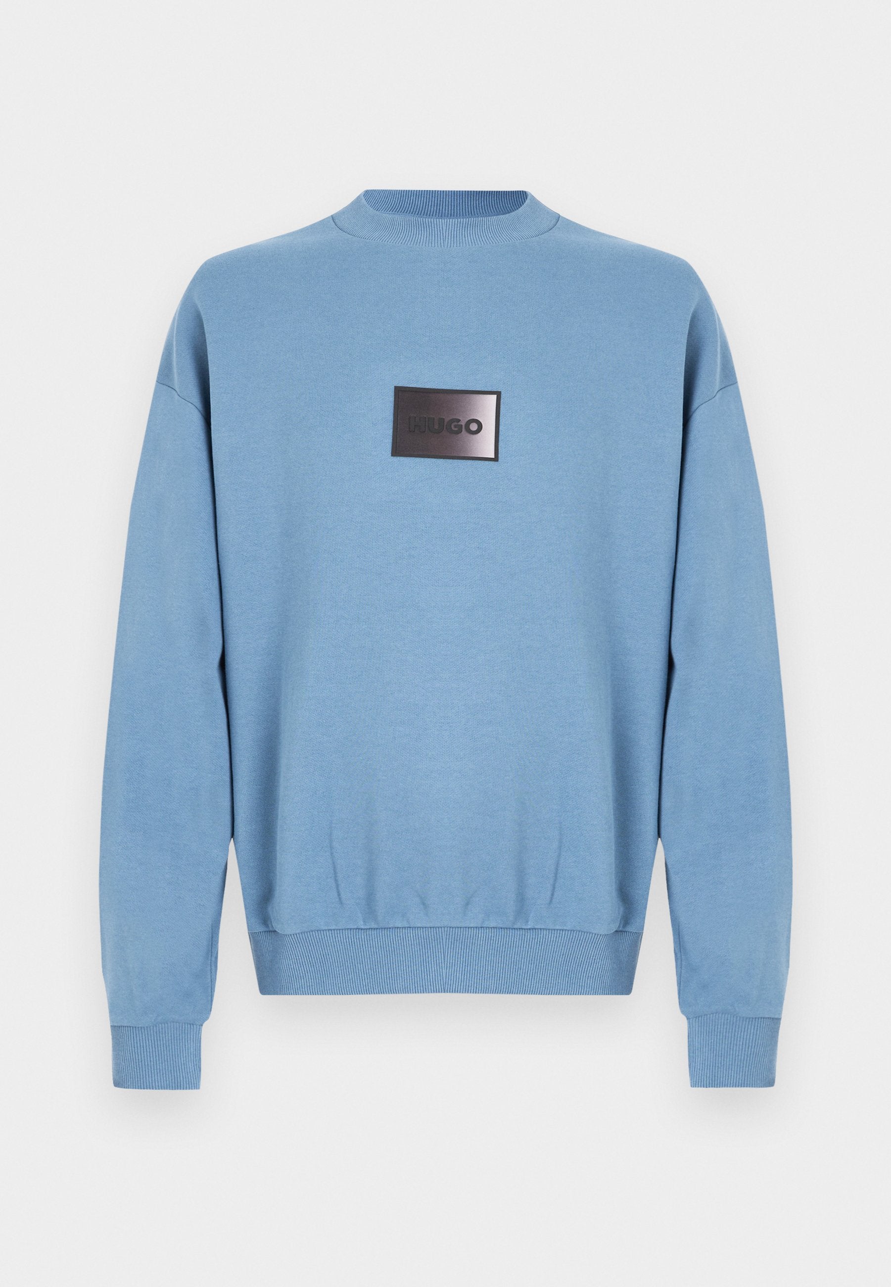 Hellblauer Pullover mit langen Ärmeln, geripptem Kragen, Bündchen und Saum, mit einem mittig angebrachten schwarzen rechteckigen Aufnäher mit der Aufschrift "HUGO".