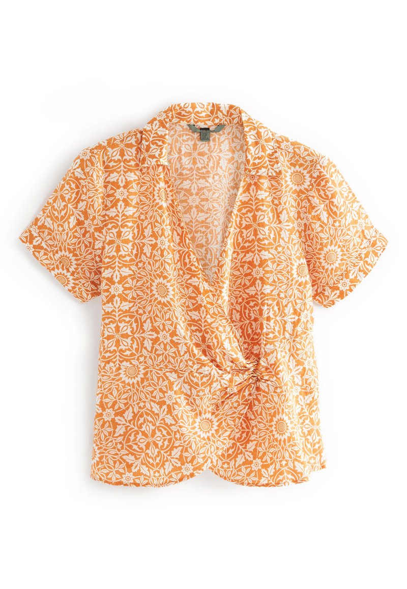 Kurzärmelige Bluse in Orange mit einem blumigen Muster in Weiß, einem V-Ausschnitt und einer geknoteten Vorderseite. Hergestellt aus leichtem Stoff.