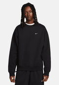 Schwarzer Nike-Hoodie mit Rundhals, langen Ärmeln und Logo auf der Brust. Der Stoff wirkt weich, mit gerippten Bündchen und Saum.