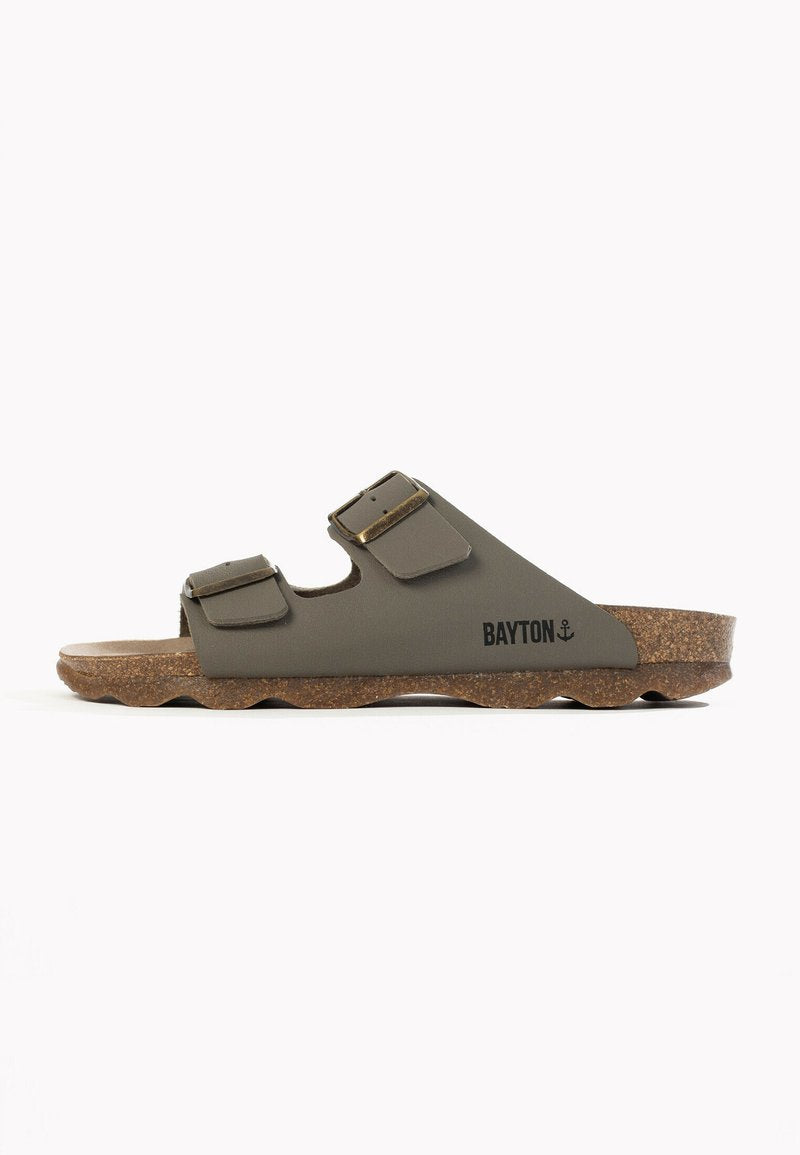 Zwei-Riemen-Sandalen in olivgrünem Synthetikmaterial mit einem strukturierten Korkfußbett und einer kontrastierenden braunen Sohle. Markenlogo an der Seite.