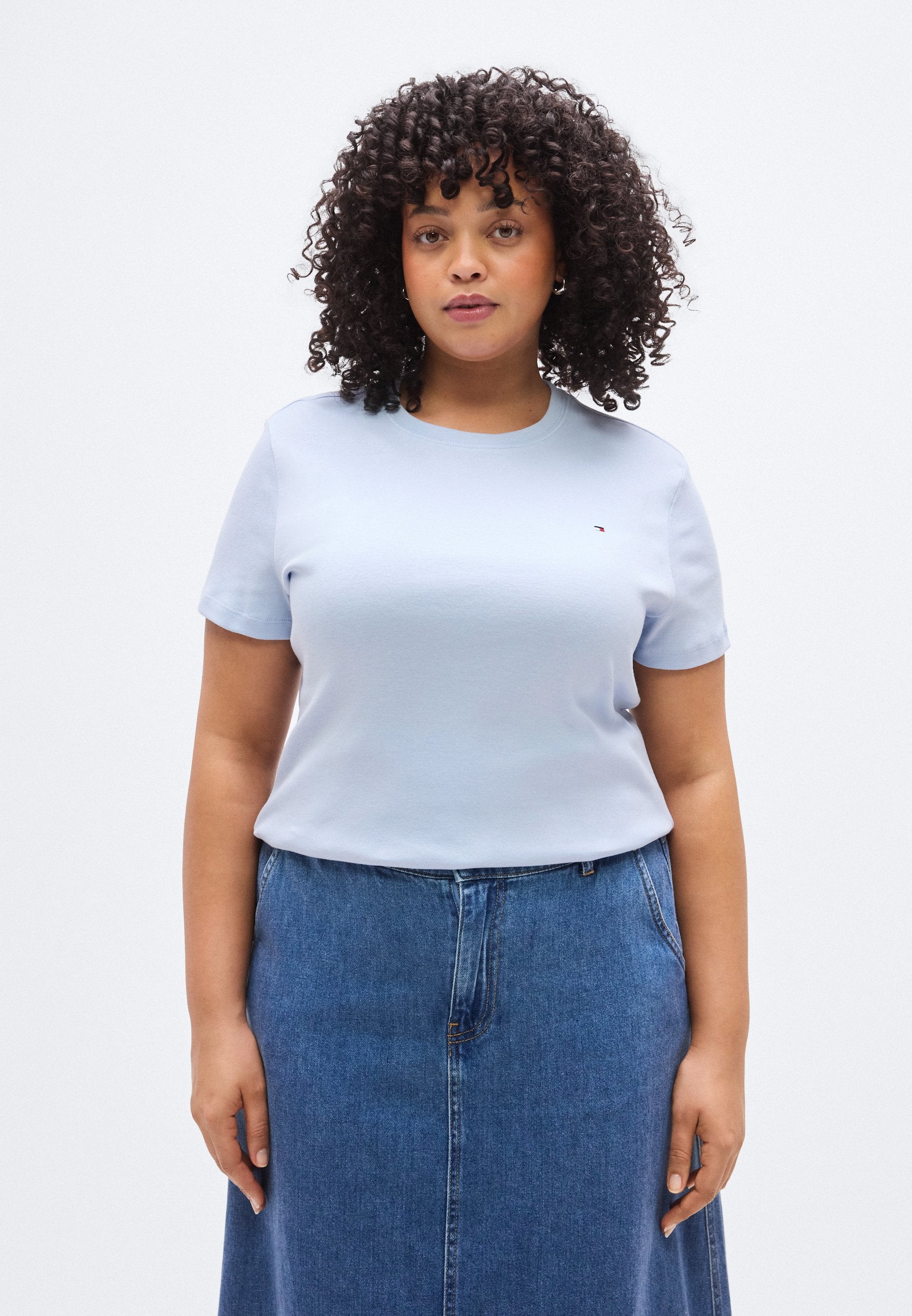 CURVE FLAG EMBROIDERY CREW NECK SLIM T-SHIRT Media 3