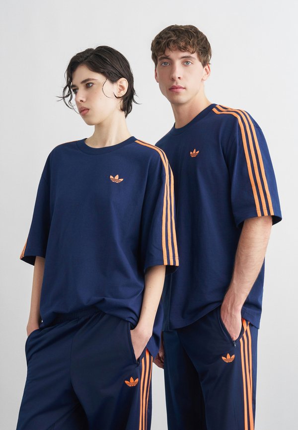 adidas Originals TEE UNISEX - Basic T-shirt - night indigo/lucid orange