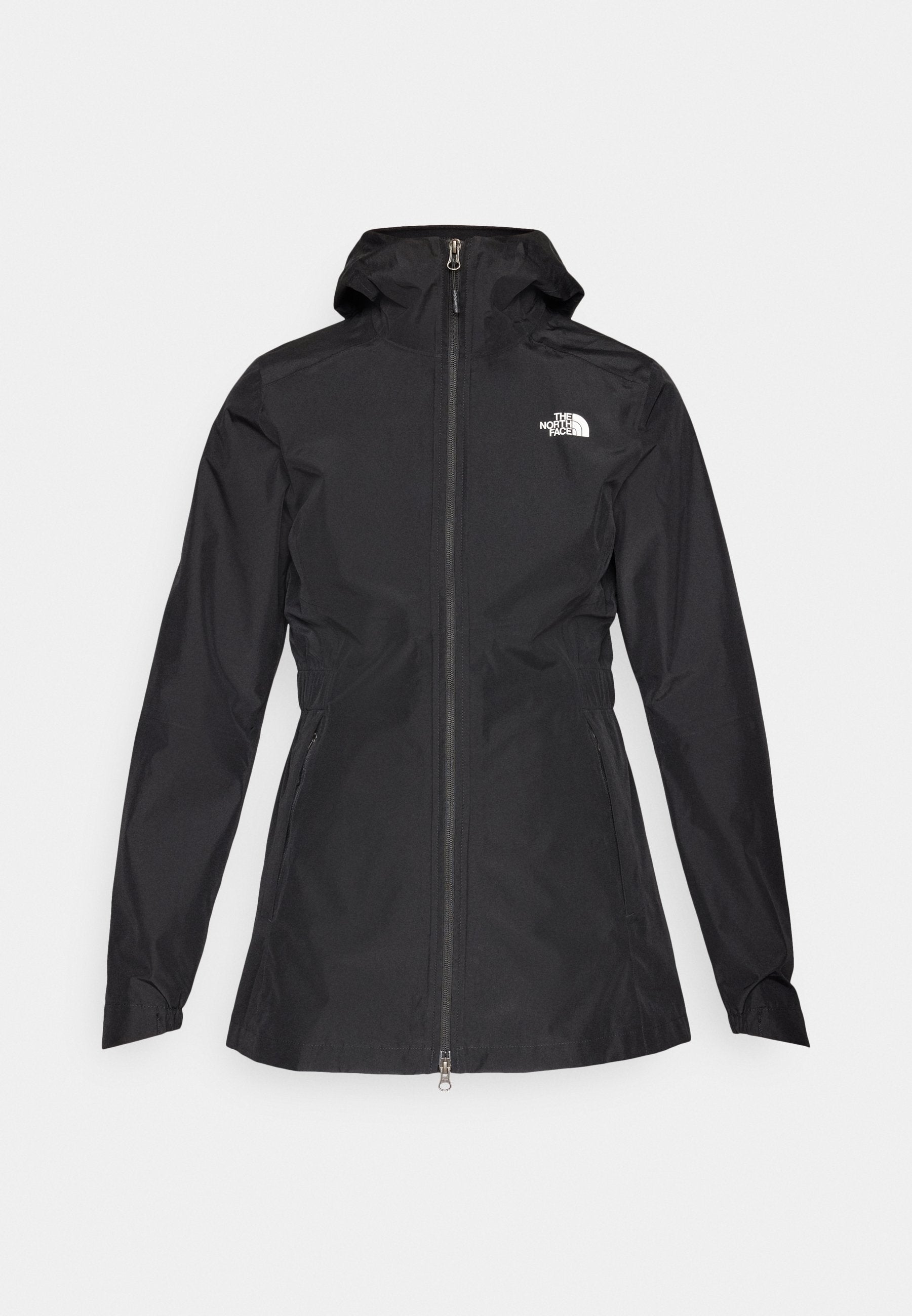 Schwarze wasserdichte Jacke mit einem frontalen Reißverschluss, verstellbare Kapuze und taillierter Passform. Auf der Brust befindet sich ein kleines weißes Logo.