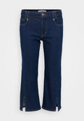 Dunkelblaue Denim-Cropped-Jeans mit seitlichen Schlitzen am Saum, kontrastierendem orangefarbenem Stich und einem Knopfverschluss an der Taille.