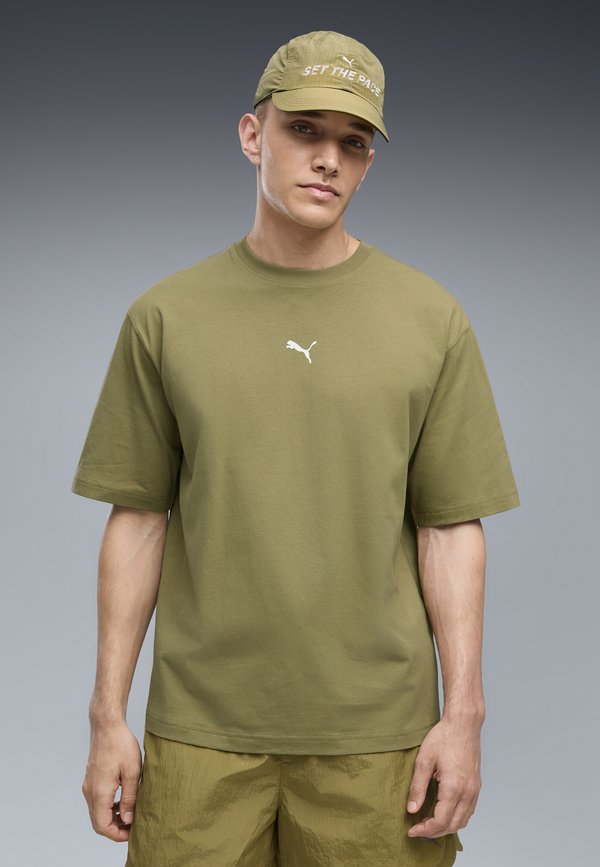 Puma RUN CULTURE COLLECTIVE BOXY GRAPHIC T-SHIRT - Print T-shirt - chai latte