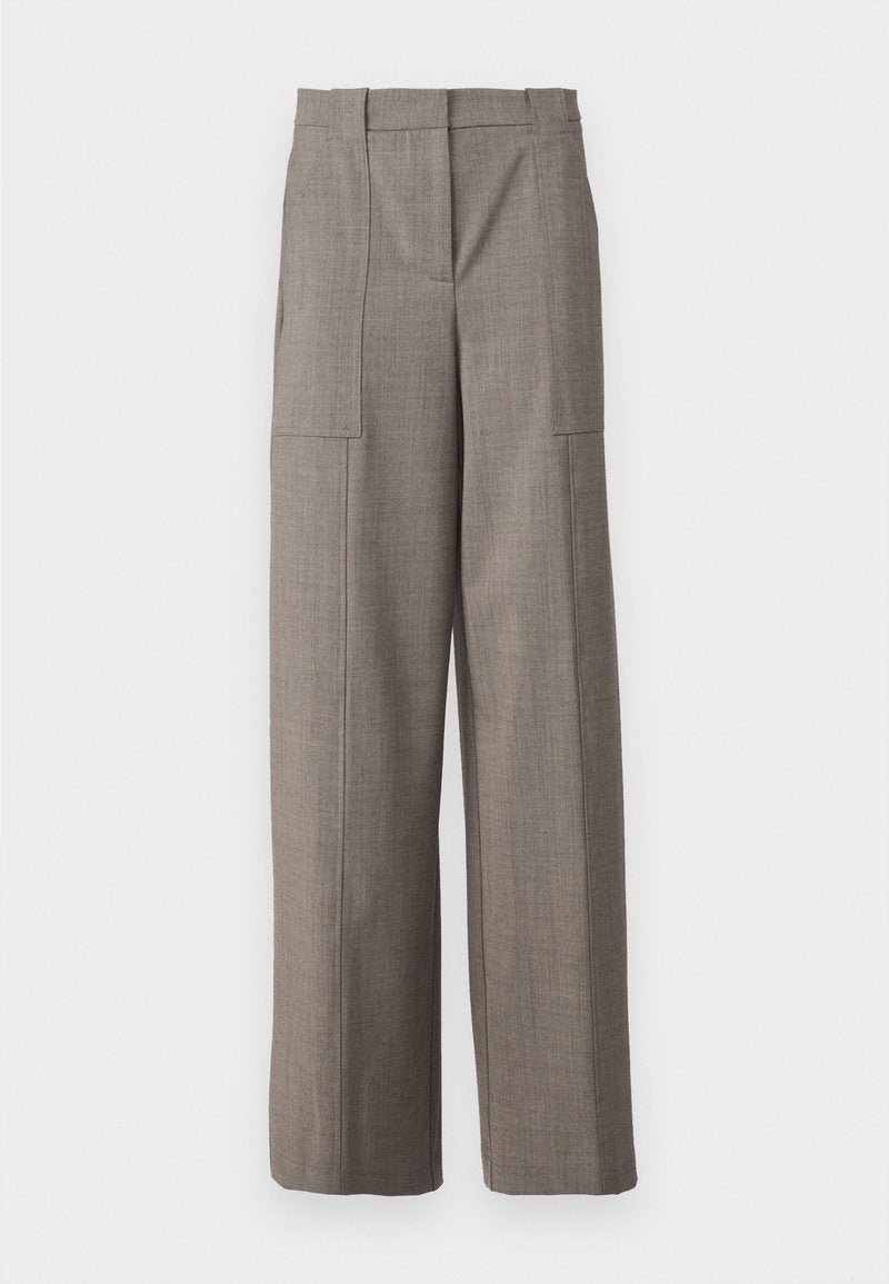 Graue Weitbeinhosen mit glatter Textur, ausgestattet mit seitlichen Einschubtaschen und einem hohen Taillendesign, das einen maßgeschneiderten Look präsentiert.