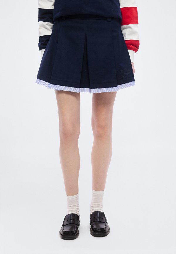 Tommy Jeans TONAL LOGO APPLIQUÉ PLEATED MINI SKIRT