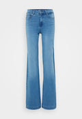 Hellblaue Denim-Jeans mit Schlag, hoher Taille, Reißverschluss und fünf Taschen. Der Stoff hat eine glatte Textur und dezente Waschvariationen.