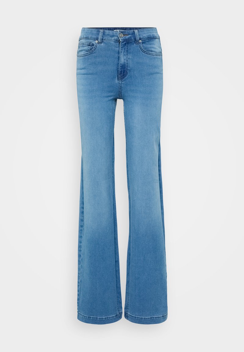 Hellblaue Denim-Jeans mit Schlag, hoher Taille, Reißverschluss und fünf Taschen. Der Stoff hat eine glatte Textur und dezente Waschvariationen.