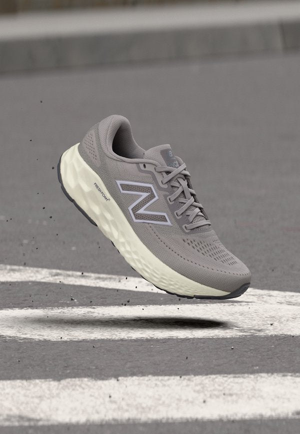 New Balance EVOZ V4 - Road running shoes - truffle salt