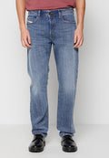 Blaue Jeans aus Denim mit geradem Bein, mit einem ausgeblichenen Waschung, Fünf-Taschen-Design und kontrastierenden Nähten. Getragen mit schwarzen Schuhen.