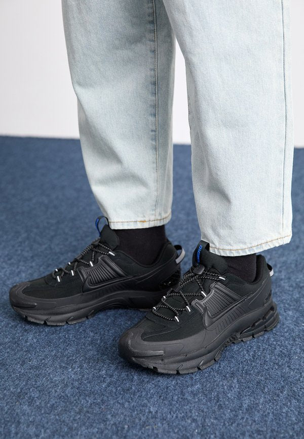 Nike Sportswear ZOOM VOMERO ROAM UNISEX - Trainers - black/racer blue