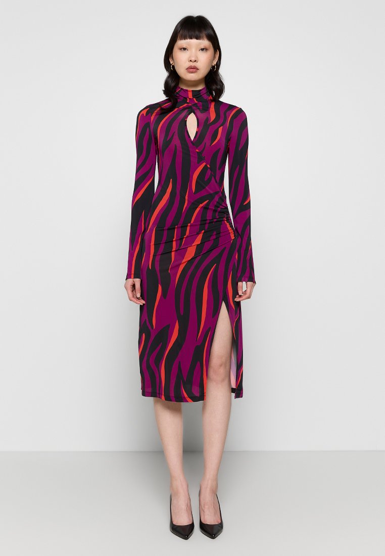 Langärmliges Kleid mit hohem Ausschnitt, lila und orange abstraktem Muster, seitlichem Schlitz, Raffung und dehnbarem Material.