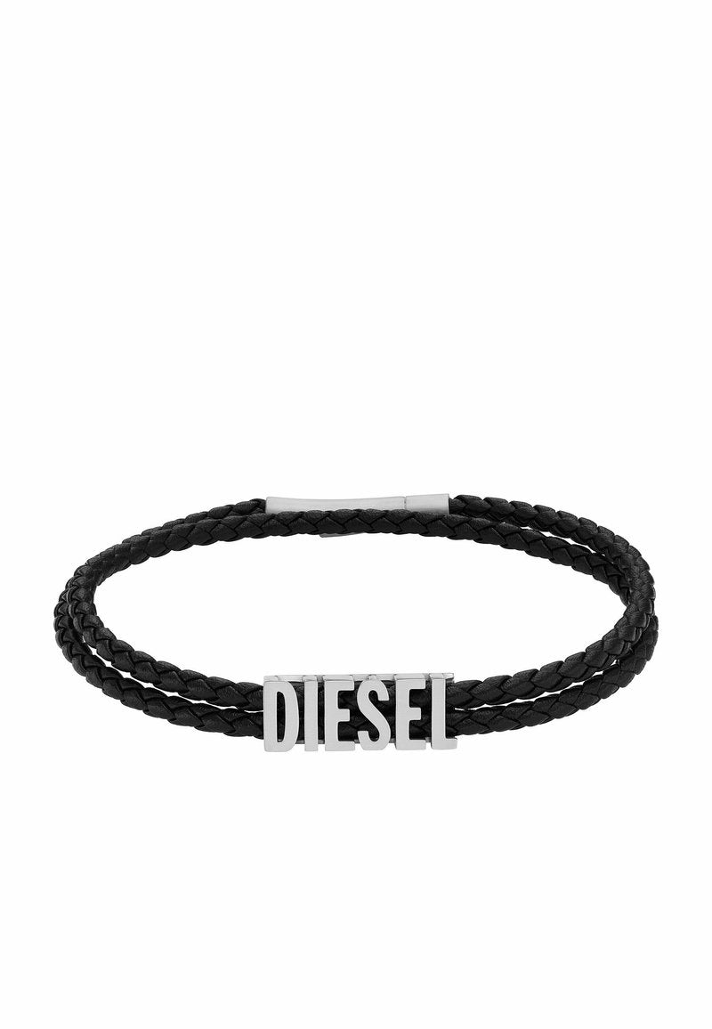 Schwarzes geflochtenes Lederarmband mit einem silbernen Logo-Mittelstück, auf dem "DIESEL" steht. Das Design ist minimalistisch und modern.