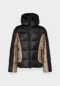 Schwarze und beige Daunenjacke mit Kapuze, ausgestattet mit gesteppten Paneelen, rotem Kontraststepp, und mit Reißverschlüssen versehenen Seitentaschen.