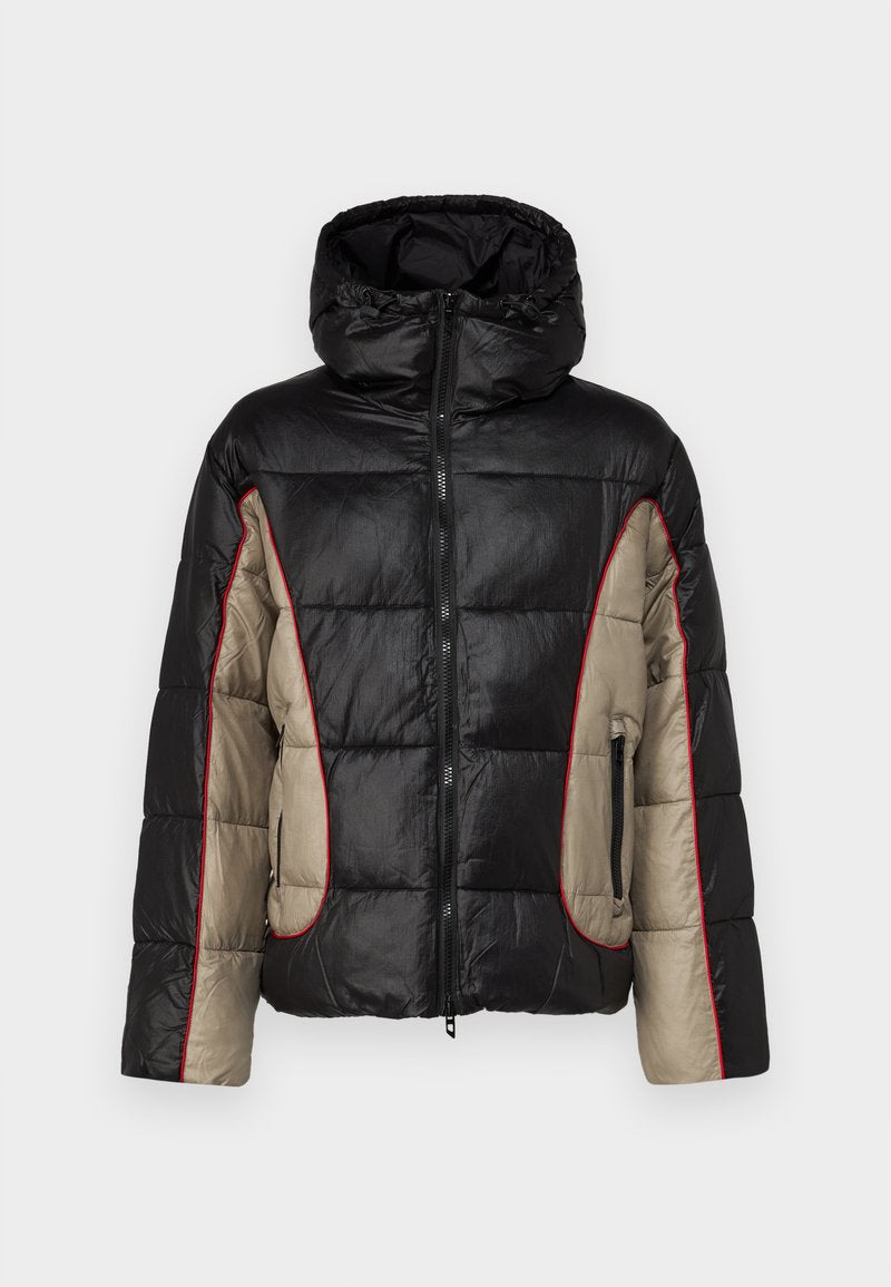 Schwarze und beige Daunenjacke mit Kapuze, ausgestattet mit gesteppten Paneelen, rotem Kontraststepp, und mit Reißverschlüssen versehenen Seitentaschen.