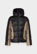 Schwarze und beige Daunenjacke mit Kapuze, ausgestattet mit gesteppten Paneelen, rotem Kontraststepp, und mit Reißverschlüssen versehenen Seitentaschen.