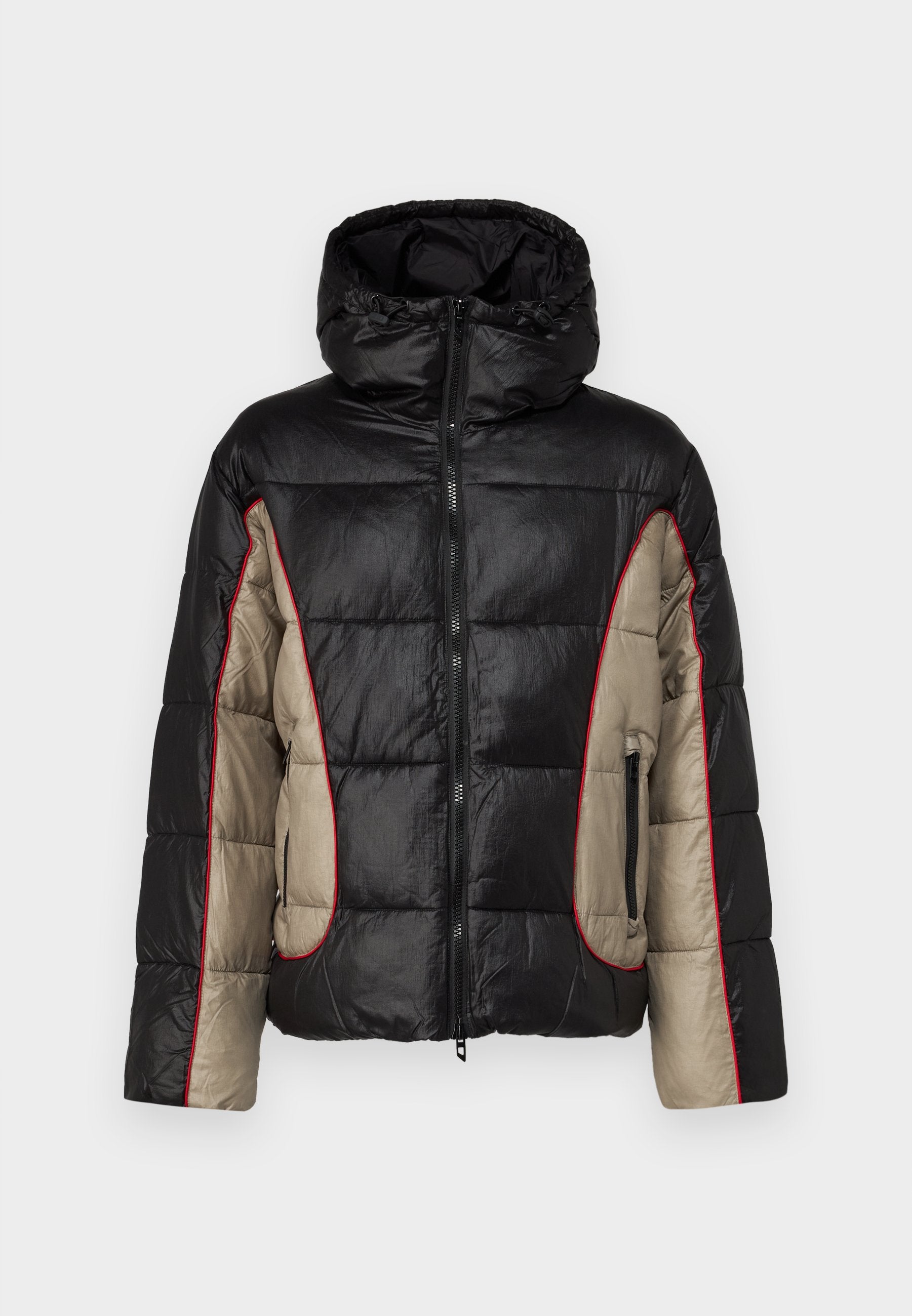 Schwarze und beige Daunenjacke mit Kapuze, ausgestattet mit gesteppten Paneelen, rotem Kontraststepp, und mit Reißverschlüssen versehenen Seitentaschen.