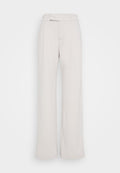 Weite Hosen aus hellbeige Stoff mit einem enganliegenden Bund, vorderen Falten und einer glatten Textur. Lässiges Design, ohne sichtbare Muster oder Beschläge.