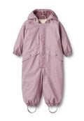 Rosa wasserdichter Kinderoverall mit Blumenmustern, elastischen Bündchen und einer Kapuze. Mit Druckknöpfen und Fußriemen ausgestattet. Glatte Textur.