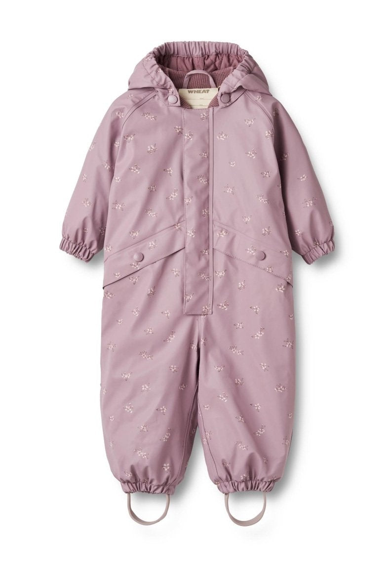 Rosa wasserdichter Kinderoverall mit Blumenmustern, elastischen Bündchen und einer Kapuze. Mit Druckknöpfen und Fußriemen ausgestattet. Glatte Textur.