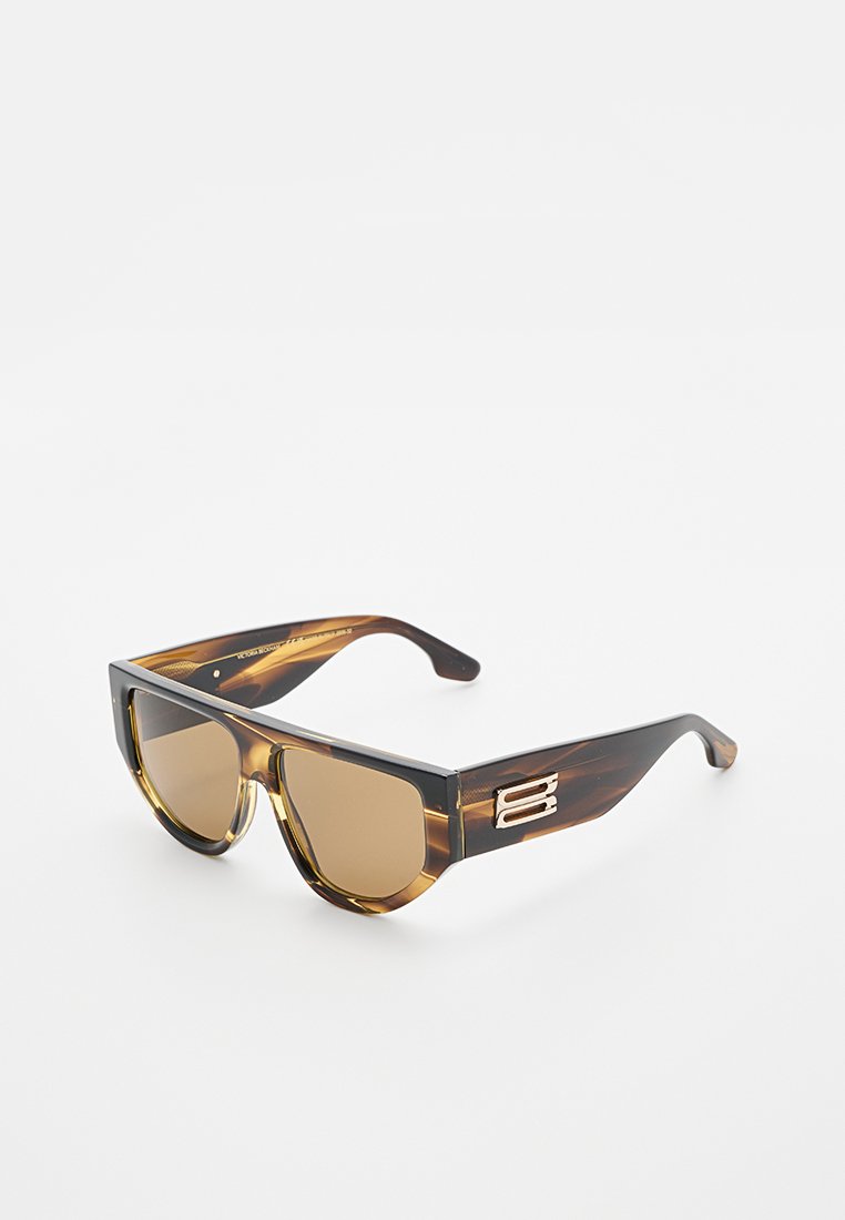 Sonnenbrille mit quadratischem Rahmen im Schildpattmuster, braunen Gläsern und metallischen Akzenten an den Bügeln. Hergestellt aus robustem Kunststoffmaterial.