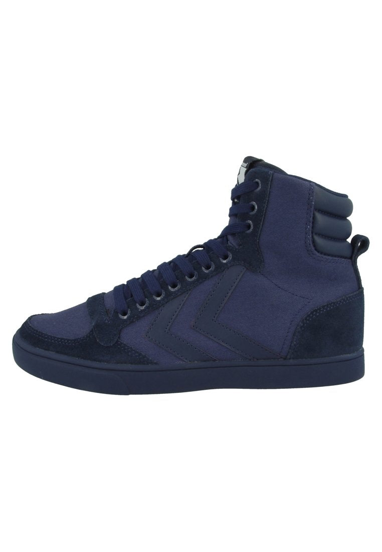 Marineblauer High-Top-Sneaker aus Wildleder und Canvas-Materialien, mit einer Schnürung an der Vorderseite, gepolstertem Kragen und diagonalen Seitenstreifen.