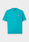 Türkises Baumwoll-T-Shirt mit Rundhalsausschnitt, kurzen Ärmeln und einem kleinen Logo-Patch mit rot, weiß und blauen Streifen auf der Brust.