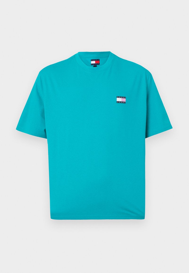 Türkises Baumwoll-T-Shirt mit Rundhalsausschnitt, kurzen Ärmeln und einem kleinen Logo-Patch mit rot, weiß und blauen Streifen auf der Brust.
