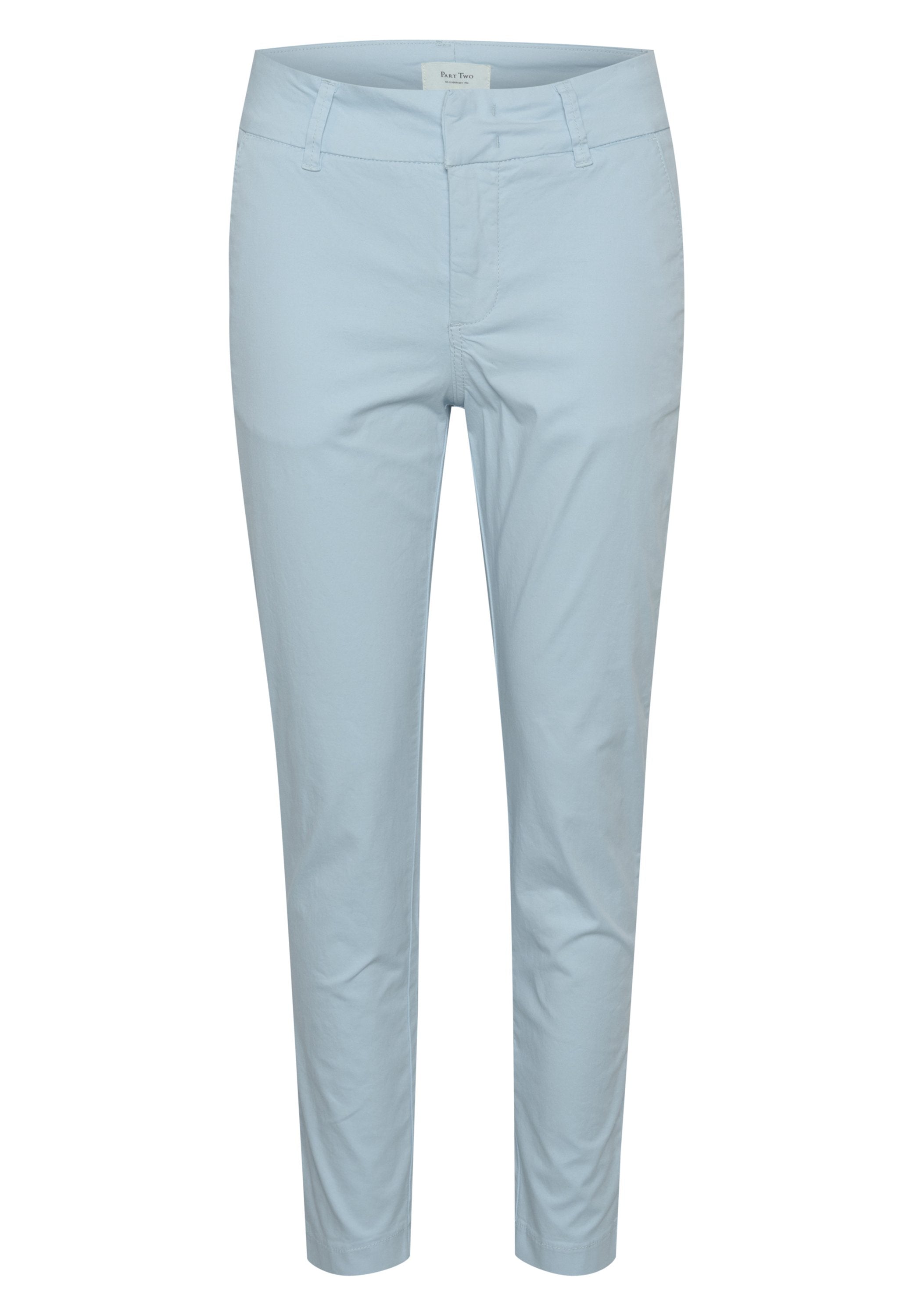 Hellblaue Slim-Fit-Hosen mit Fronttaschen, Gürtelschlaufen und Reißverschluss.