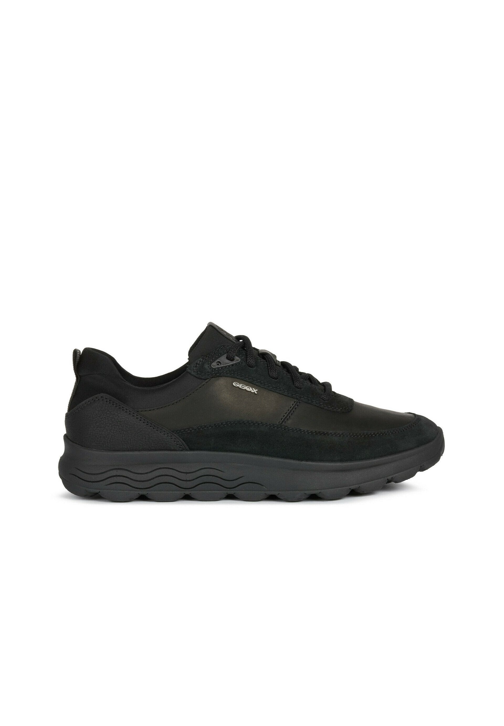 Schwarze Sportschuhe aus einer Kombination aus glattem Leder und Wildleder, mit runder Form, Schnürsenkeln und einer strukturierten Gummisohle.